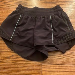 black hotty hot lulu lemon shorts!
